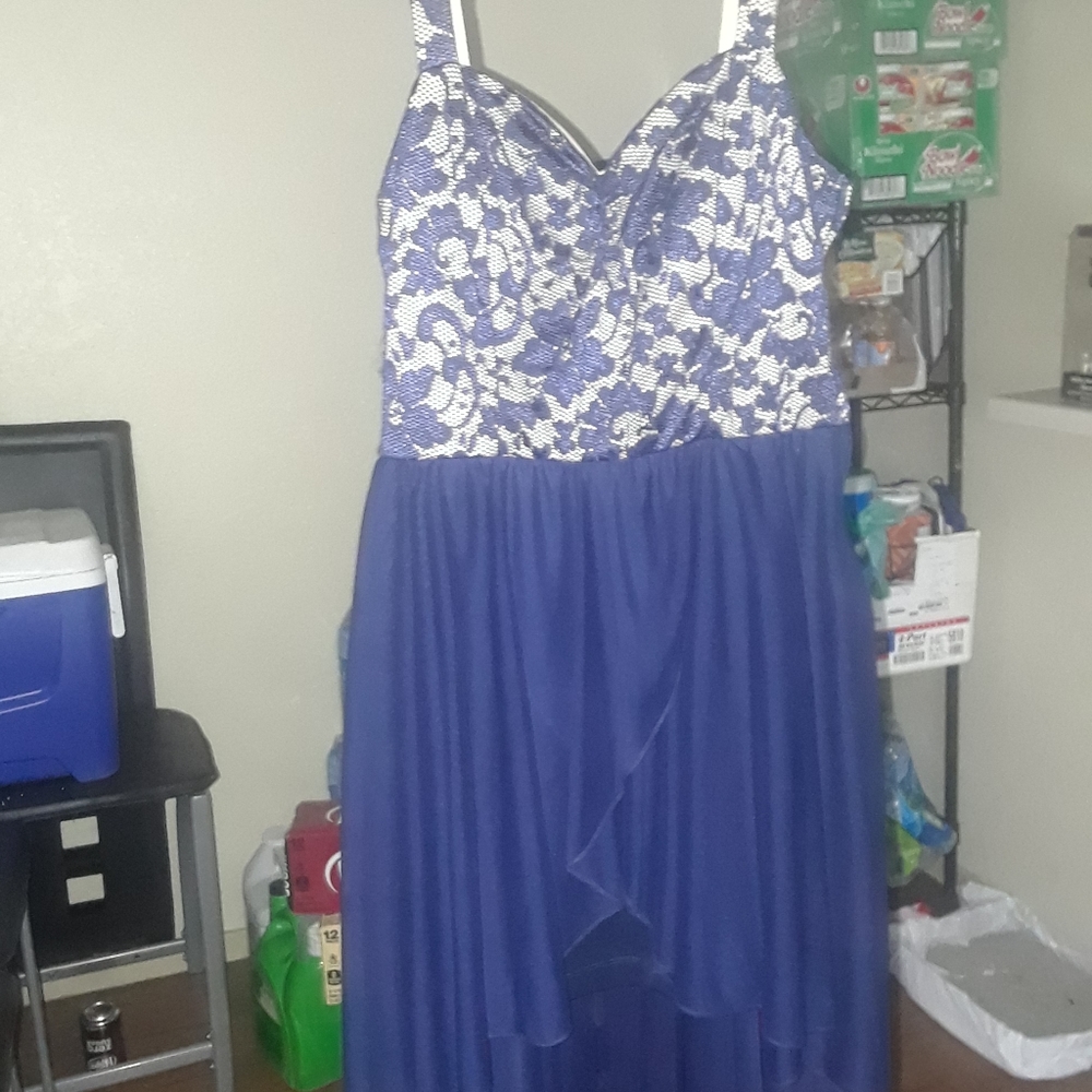 Dresses - Picture 3 of 4